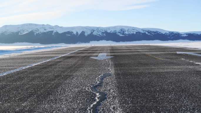 中国新疆阿勒泰赛里木湖景区冬季道路和雪山