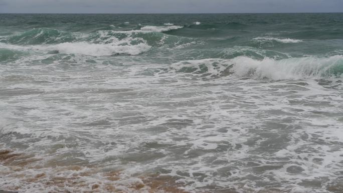 泰国普吉岛海水冲刷沙滩溅起浪花特写镜头