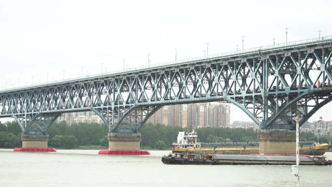 南京长江大桥下的火车和江上轮船