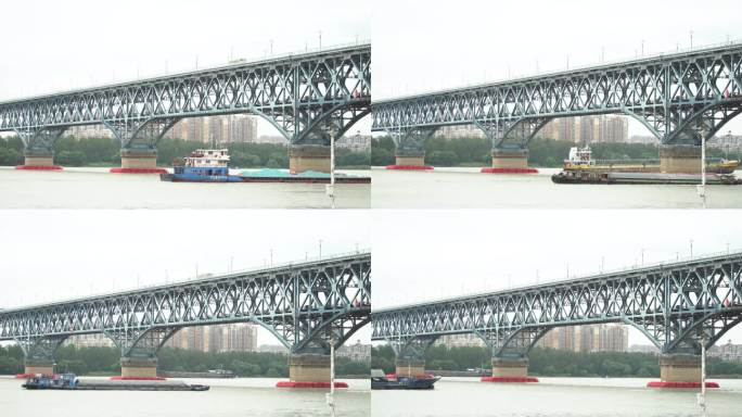 南京长江大桥下的火车和江上轮船