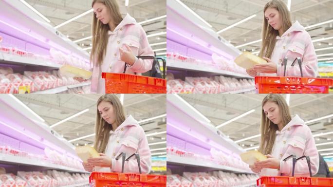 一名妇女在超市买塑料托盘装的鸡肉、猪肉或牛肉。
