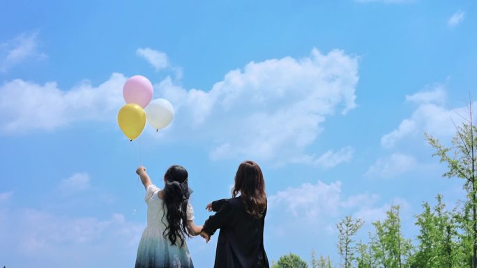 小女孩放风筝五彩气球阳光草地