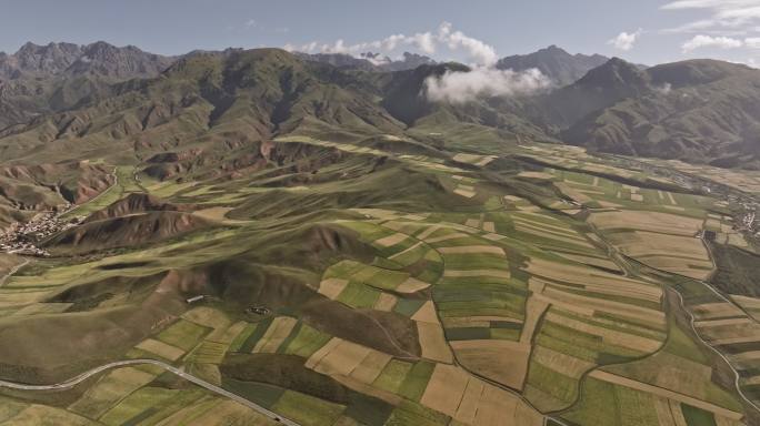 航拍青海省卓尔山山间的村庄