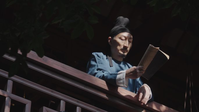 古代中年男子在阁楼看书