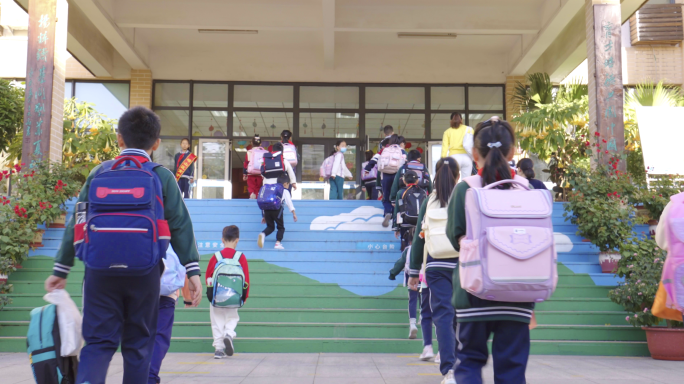 背着书包去学校 早晨上学