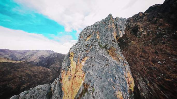 4k飞跃川藏向上攀登险峻山峰穿越机航拍