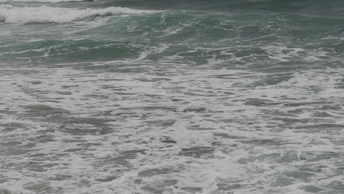 泰国普吉岛海水冲刷沙滩溅起浪花特写镜头