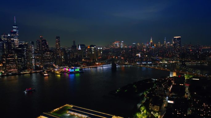 曼哈顿市区的摩天大楼。纽约夜景鸟瞰图。