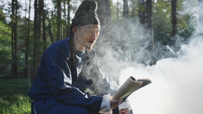 古人在烟雾缭绕的森林中看书读书