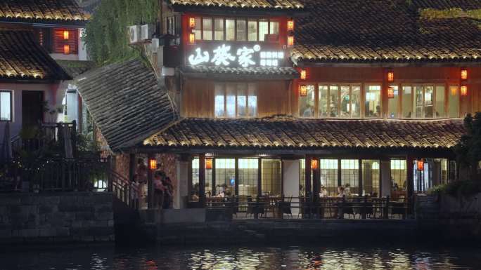 夜晚杭州大运河两岸古建筑游客西湖老人休闲
