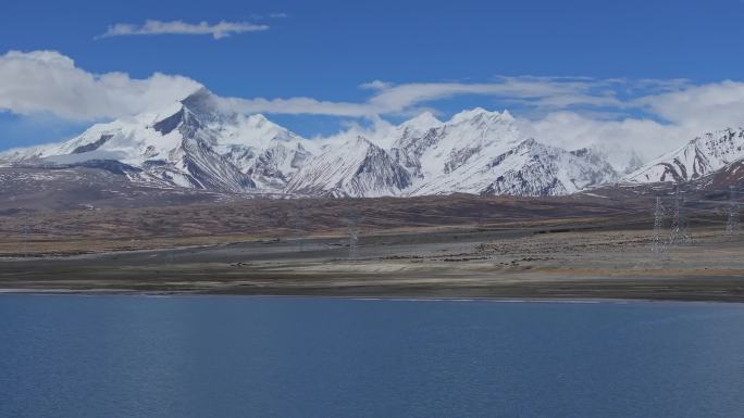 航拍西藏佩枯错和希夏邦马峰