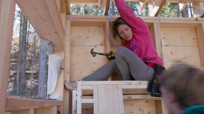 女建筑工人从零开始建造家园