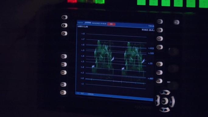 [Z03]在电视演播室处理波形监测器的制作人