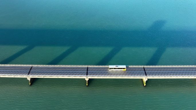 蓝绿色海水上的桥梁，城市基础设施，汽车道路。冰岛美丽的抽象风景。