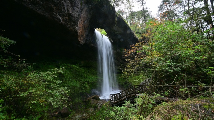 龙苍沟森林公园天生桥瀑布风景秋色