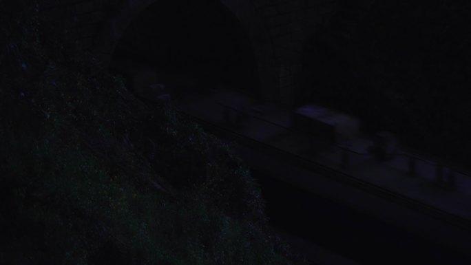 夜晚火车过隧道