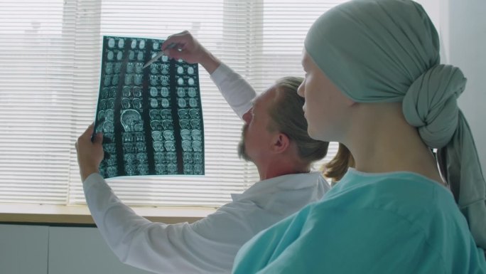 病人和医生在病房谈脑x线图像