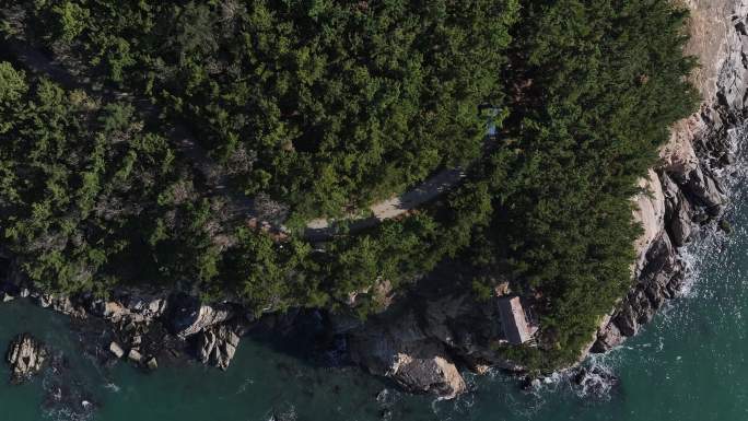 航拍俯瞰威海刘公岛后山环岛路与观光车