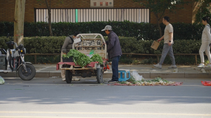 马路边街头摆摊卖菜占道经营街边市井生活