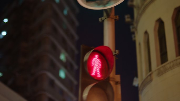 街头红绿灯闪烁，交通灯，马路口