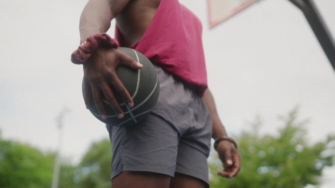 一个手里拿着篮球的人