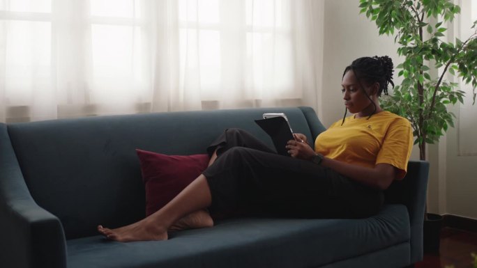 黑人妇女在用平板电脑