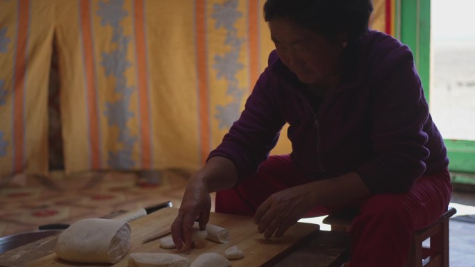 近距离拍摄蒙古包里制作传统食品Buuz的蒙古妇女
