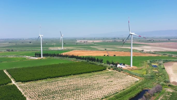 风力发电场利用涡轮机捕获气流的能量并将其转化为电能。