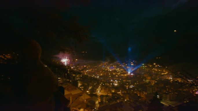 一位身份不明的人在除夕夜从山上俯瞰采尔马特
