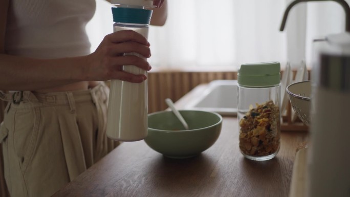 准备麦片营养饱腹女性早餐食品视频素材