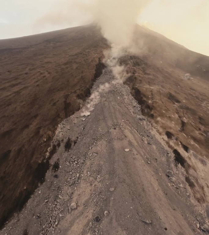 垂直视频4k。火山喷发高峰烟落石灾害爆炸
