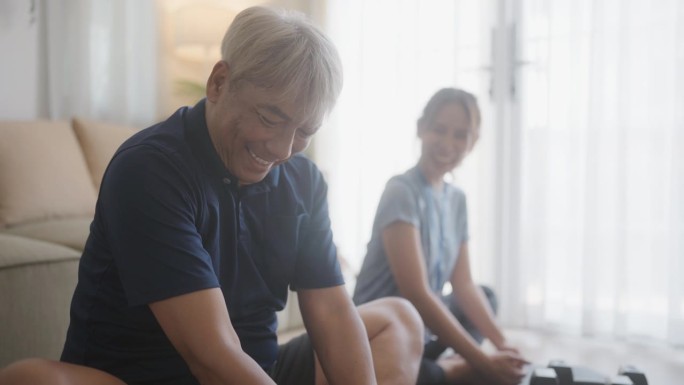 老年患者在家进行理疗，享受治疗性运动课程。