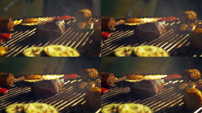 一块美味的肉片正在户外烧烤架上准备。牛肉排和蔬菜一起做家庭晚餐。超级慢动作特写镜头
