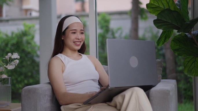 一个亚洲女人在用笔记本电脑