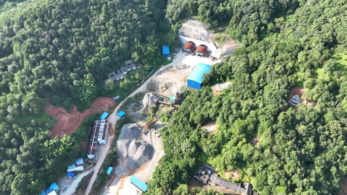 山区高速公路隧道修建工地