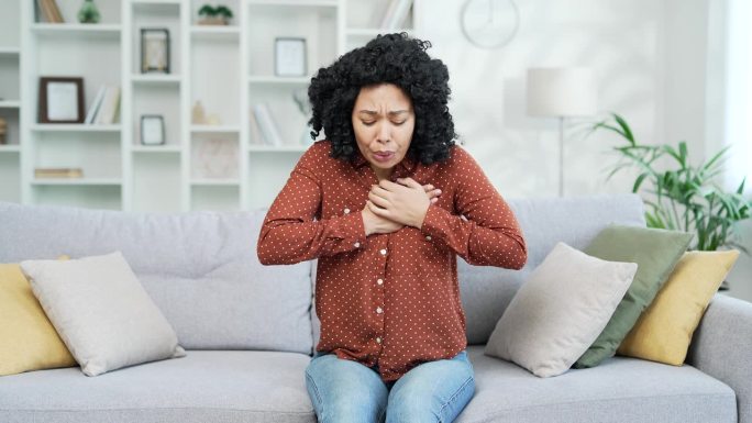 患病的年轻非裔美国女性胸部紧张，心脏病发作