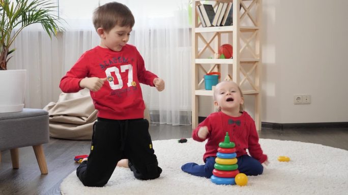 两个男孩坐在地板上傻乎乎的搞笑视频。儿童教育理念，宝宝发展理念，亲子玩乐理念