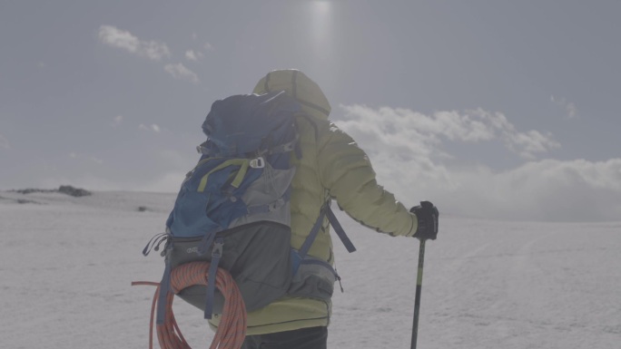 原创雪山登山脚步攀爬