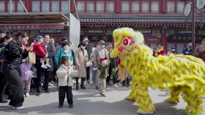 舞狮子和小孩玩闹