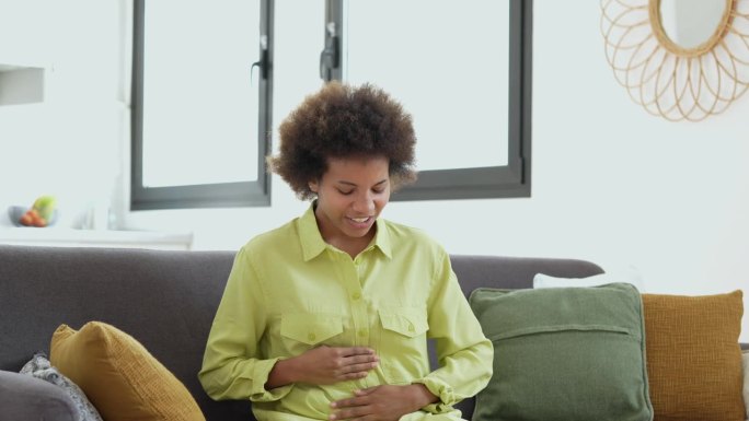 生病的年轻女子在疼痛中抱着肚子肚子感觉疼痛腹部疼痛胃炎胰腺炎症状或腹泻，心烦少女患有消化不良胀气腹部