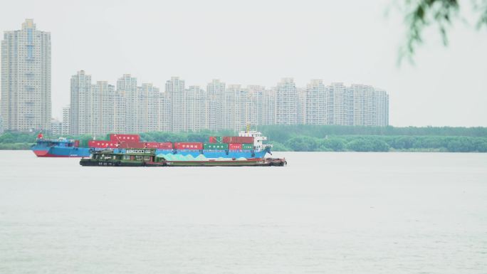 南京长江大桥和江上轮船