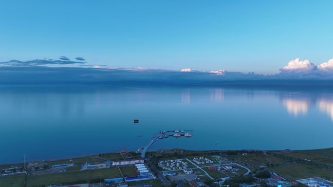 4K高清青海湖蓝天湖水航拍