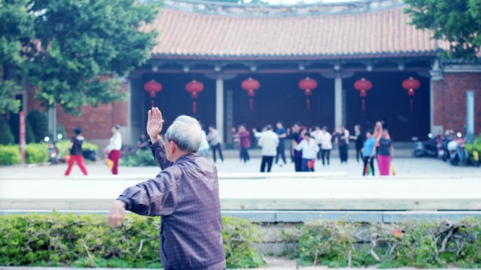 福建泉州公园打太极拳的老人