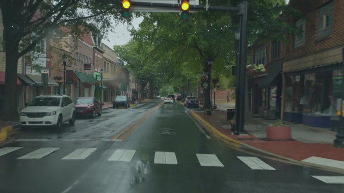 湿路上有危险。多佛尔市中心人行横道上的阵雨。驾驶牌照，道路的POV