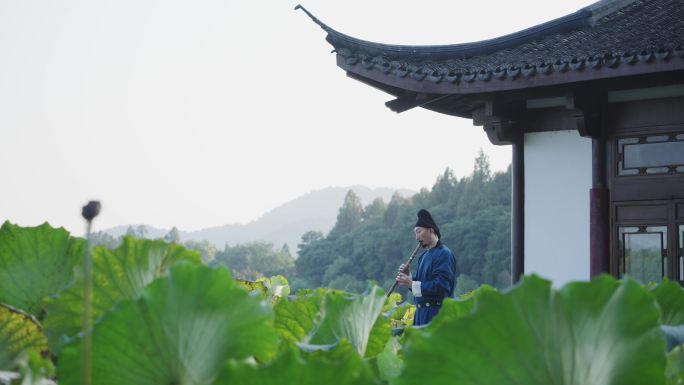 古代古装古人在西湖吹洞箫