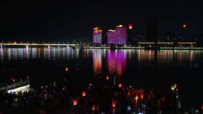 湖北襄阳江滩节假日放飞孔明灯祈福的人群
