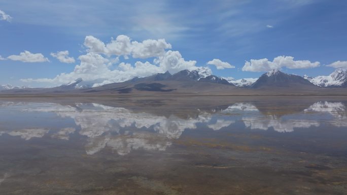 航拍西藏日喀则多情错和卓木拉日雪山