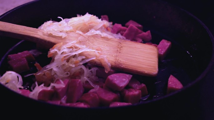 白菜丝加入铁锅，与肉一起煮酸菜