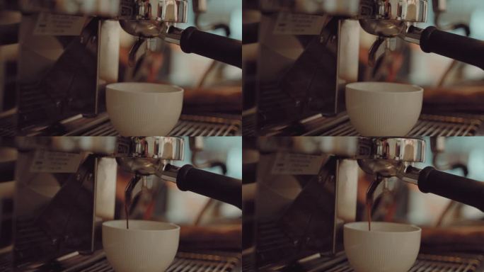 从机器里冲出来的咖啡正流入杯子里准备喝。
