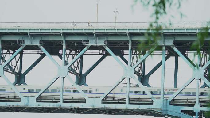 南京长江大桥下的火车